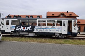 Pleszew z nowymi przystankami wąskotorówki, a szynobus zyskał "kompaktową" szatą graficzną. Tak wygląda współpraca miasta ze spółką SKPL