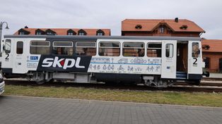 Pleszew z nowymi przystankami wąskotorówki, a szynobus zyskał "kompaktową" szatą graficzną. Tak wygląda współpraca miasta ze spółką SKPL