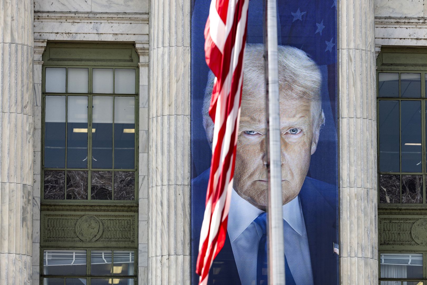 A giant banner of U.S. President Donald Trump hangs from the Department of Agriculture (USDA) in Washington, DC, 16 May 2025. More than 15,000 USDA employees have accepted the Trump administration?s offer for voluntary resignation as of 01 May. EPA/JIM LO SCALZO Dostawca: PAP/EPA.