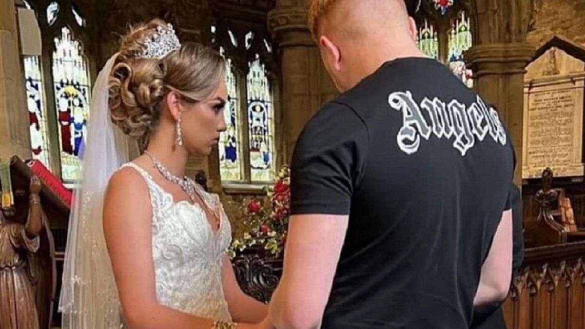 Pan młody pojawił się na ślubie w koszulce.