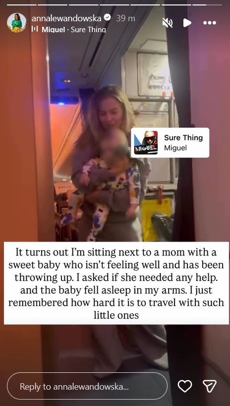 Anna Lewandowska bawi cudze dziecko w samolocie