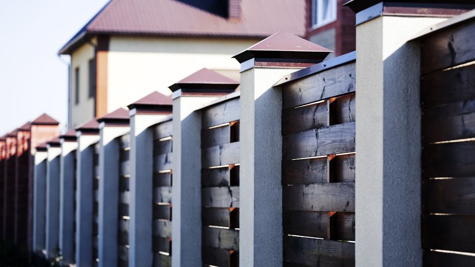 Ogrodzenie może stać się kością niezgody z sąsiadami. Dlatego trzeba pamiętać o kilku zasadach.