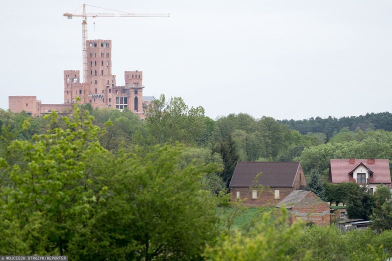 Zamek w Stobnicy to jedna z bardziej kontrowersyjnych inwestycji w kraju. Prokuratura postawiła zarzuty siedmiu osobom
