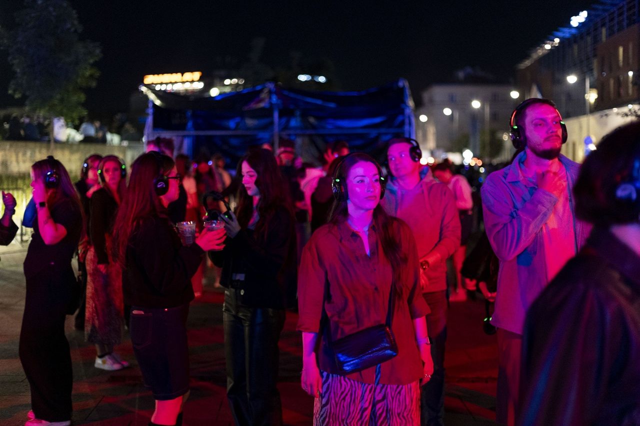 Muzyczny wianek na Powiślu w Krakowie. Na kopułowej scenie nowoczesność i nostalgia. Silent Disco na zakończenie dnia