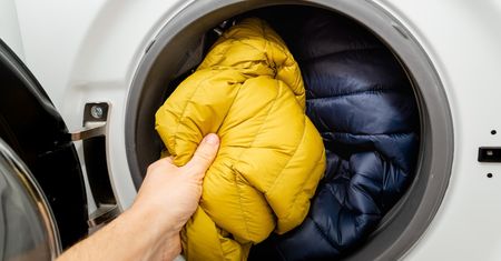 Odświeżysz kurtkę zimową w kilka minut. Przestanie pachnieć stęchlizną