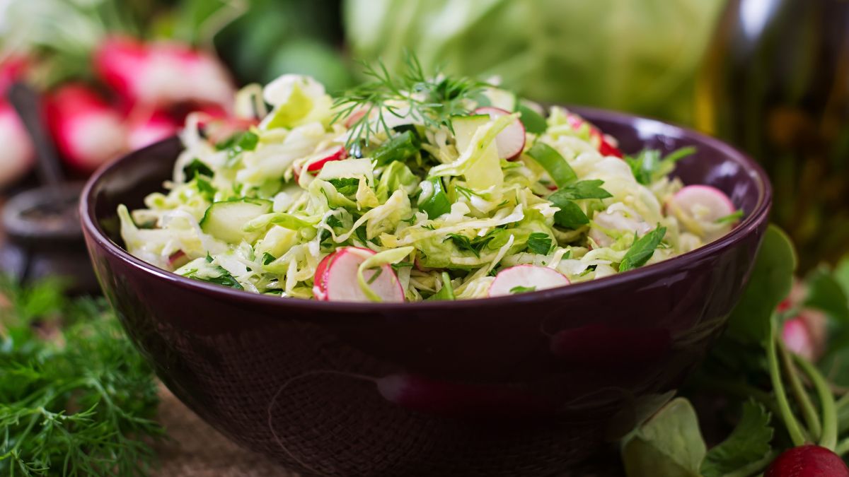 Przygotuj surówkę w ten sposób, a na pewno nie pożałujesz