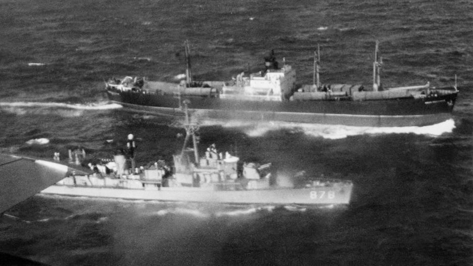 Okręt USA zatrzymuje rosyjski statek. Kryzys kubański (1962 r.)
