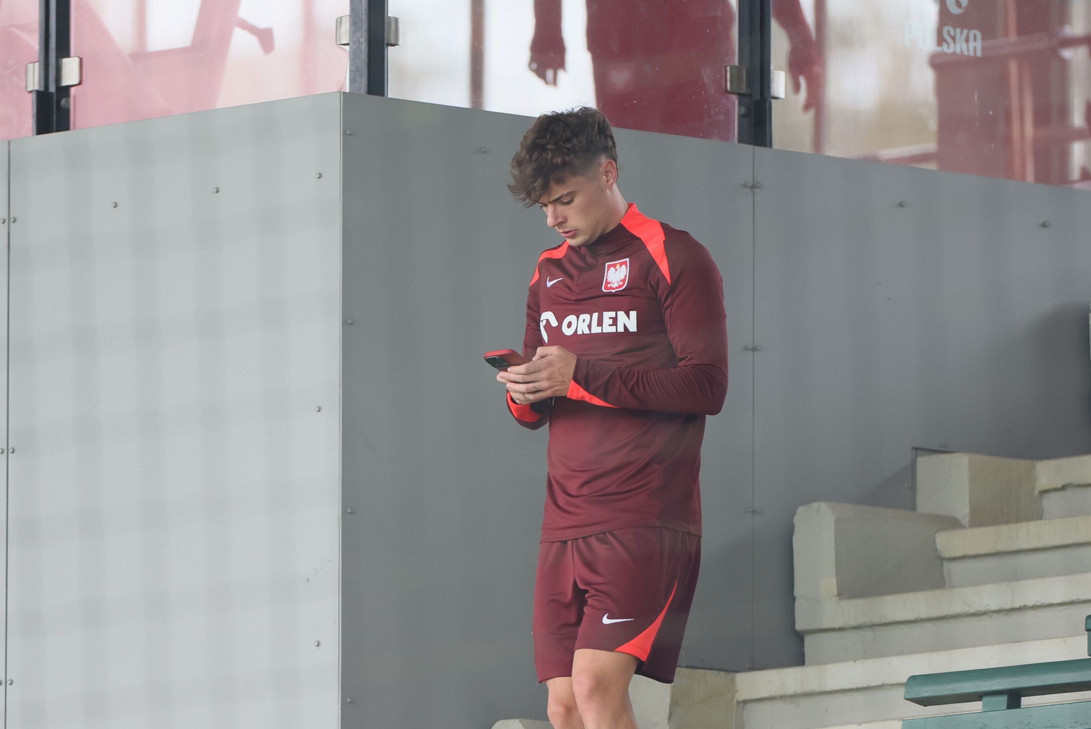 Hanower, Niemcy, 19.06.2024. Zawodnik piłkarskiej reprezentacji Polski Nicola Zalewski w drodze na trening kadry w Hanowerze, 17 bm. W piątek, 21 bm. Polacy rozegrają swój drugi mecz na mistrzostwach Europy w Niemczech. Rywalami Polski w meczu grupy D w Berlinie będą Austriacy. (js) PAP/Leszek Szymański