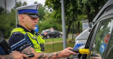 Roztrzaskała się na ścianie. Wcześniej potrąciła dwie osoby