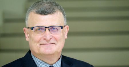 Dramatyczny skok liczby zakażeń. Jakie obostrzenia trzeba wprowadzić? Dr Grzesiowski tłumaczy