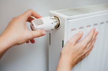 Mało kto robi to z grzejnikami przed sezonem. Ten prosty błąd kosztuje setki złotych