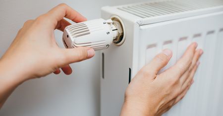 Mało kto robi to z grzejnikami przed sezonem. Ten błąd naraża na straty