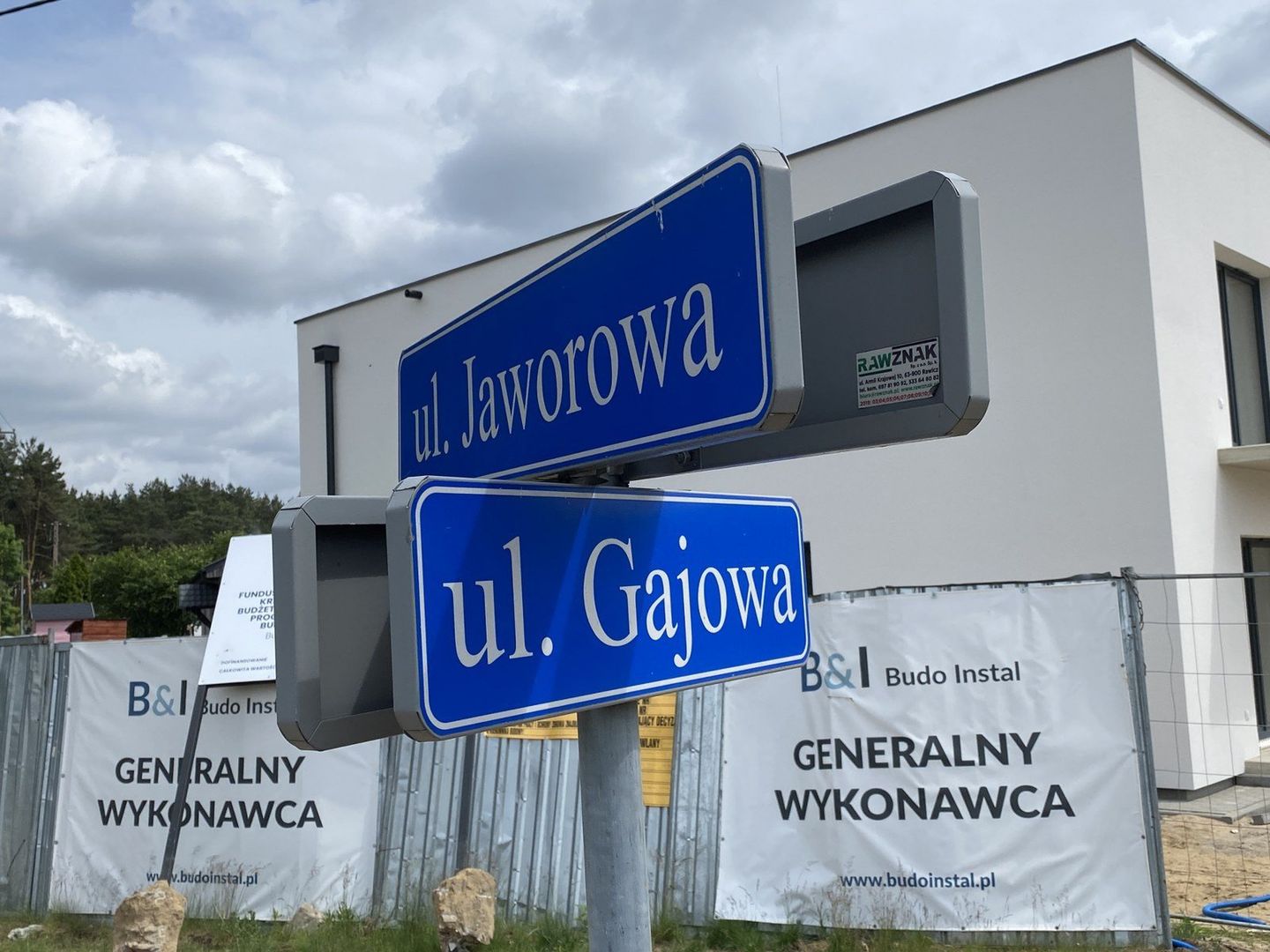 Samorząd Leszna zlecił budowę bloków za ponad 7 800 000 złotych z dofinansowaniem w wysokości 6 300 000 złotych. Budynki stoją przy ulicy Gajowej, która właśnie otrzymała nową nawierzchnię