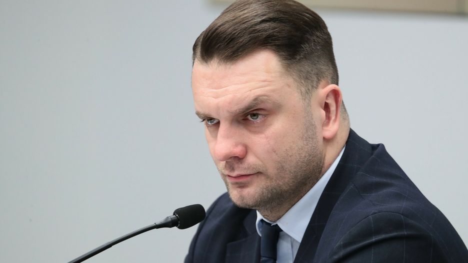 Łukasz Mejza podczas niedawnej konferencji prasowej, na której nie odpowiedział na pytania mediów