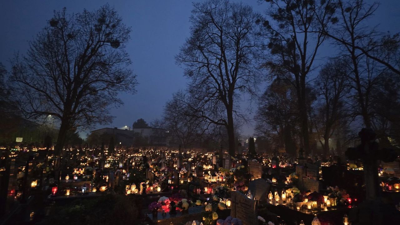 Aleksandrów Kujawski: Cmentarze 2025 po zmroku - magia światła i wspomnień