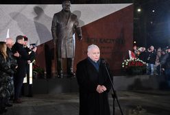 Tłum wpadł w furię. Incydent przed pomnikiem Kaczyńskiego