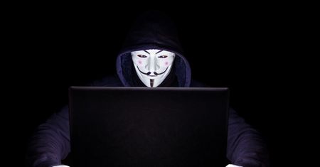 Cyberprzestępcy nie mają wakacji. Pięć ważnych zasad na urlopie