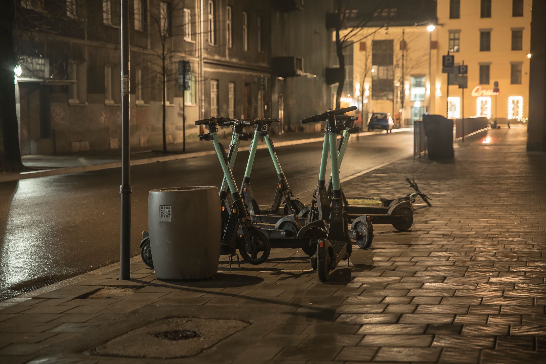 transport, hulajnoga, bicykle, elektryczna, ekologia, ulica, przewozy, komunikacja, przemieszczanie, architektura, kamienice, jazda, przewóz, równowaga