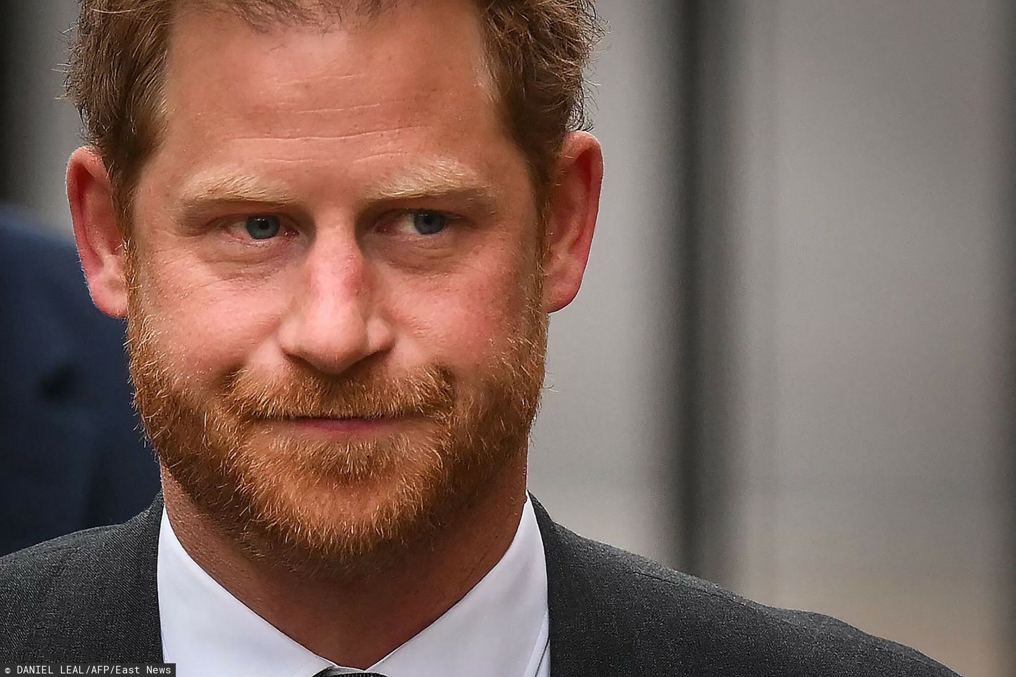 Celebryci na przes?uchaniu w sprawie przeciwko Associated Newspapers
Britain's Prince Harry, Duke of Sussex arrives at the Royal Courts of Justice, Britain's High Court, in central London on March 28, 2023. - Prince Harry and pop superstar Elton John appeared at a London court, delivering a high-profile jolt to a privacy claim launched by celebrities and other figures against a newspaper publisher. The publisher of the Daily Mail, Associated Newspapers (ANL), is trying to end the high court claims brought over alleged unlawful activity at its titles. (Photo by Daniel LEAL / AFP)
DANIEL LEAL