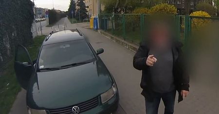 Chodnikiem obok przedszkola - skrót w drodze do pracy pewnego buraka [wideo]