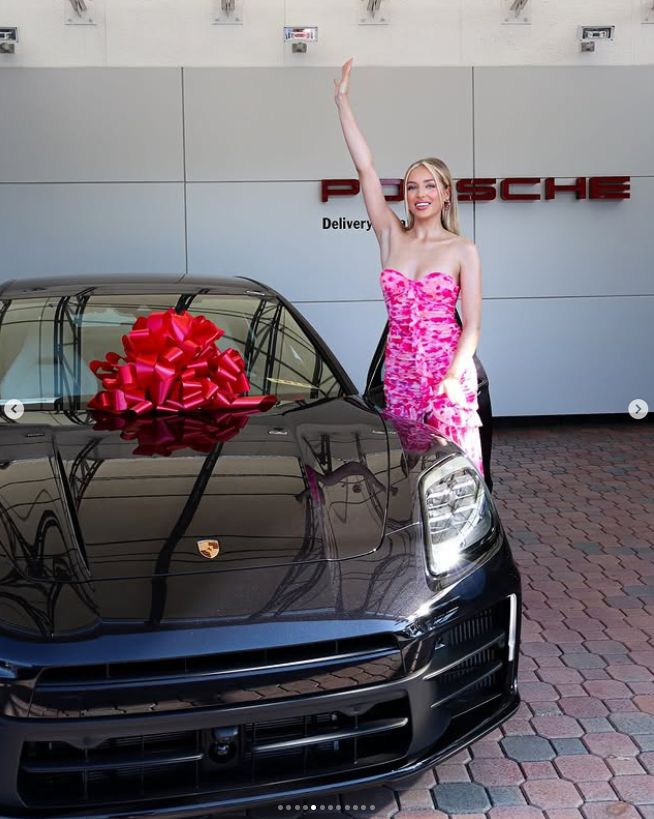 Caroline Derpienski chwali się nowym autem