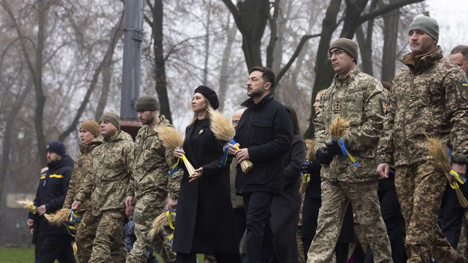 Ukrainians commemorate victims of the 1932-1933 Holodomor
epa12541739 A handout photo made available by the Presidential Press Service shows Ukrainian President Volodymyr Zelensky (C-R), his wife Olena Zelenska (C-L) together with top officials and service members visit the Holodomor Genocide complex of the National Museum in Kyiv,  Ukraine, 22 November 2025. The victims of the Holodomor, Ukrainian for 'death by starvation,' are traditionally commemorated in Ukraine on the last Saturday of November. The Holodomor, or the Great Famine, in the former Soviet era Ukraine claimed millions of lives between 1932 and 1933.  EPA/PRESIDENTIAL PRESS SERVICE / HANDOUT  HANDOUT EDITORIAL USE ONLY/NO SALES 
Dostawca: PAP/EPA.
PRESIDENTIAL PRESS SERVICE / HANDOUT
war, famine, anniversary, commemoration