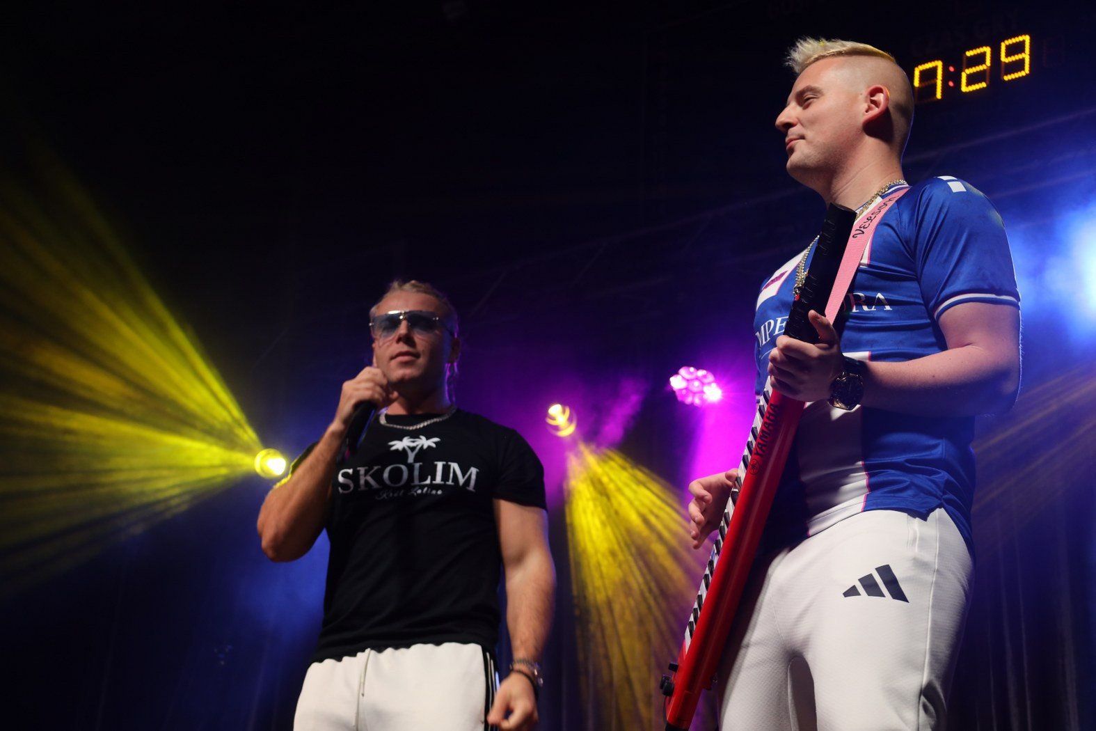 Skolim nie dość, że nie zwalnia tempa, które narzucił sobie w zeszłym roku, to w 2025 roku jeszcze bardziej je podkręca! W niedzielę, 30 listopada 2025 roku powrócił po zagranicznych koncertach do Polski i dał energetyczny koncert w Pleszewie. Hala widowiskowo-sportowa wypełniła się fanami artysty od najmłodszych do tych najstarszych