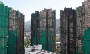 Pożar w Hongkongu. Rusztowanie pomogło ogniowi