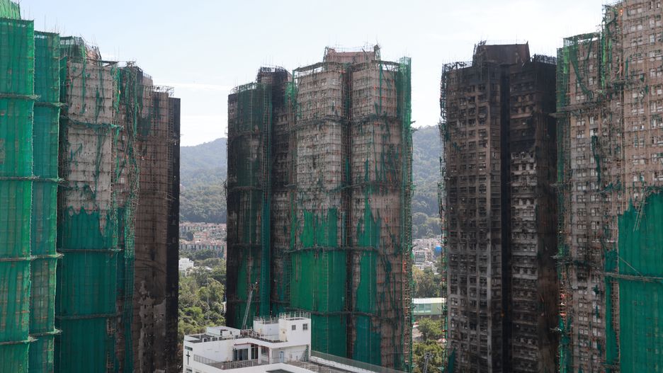 A view of the rubble in the aftermath of the Tai Po apartment fire in Hong Kong, China, 28 November 2025. The fire, which started on 26 November, has killed at least 94 people, and left hundreds missing. EPA/MAY JAMES Dostawca: PAP/EPA.