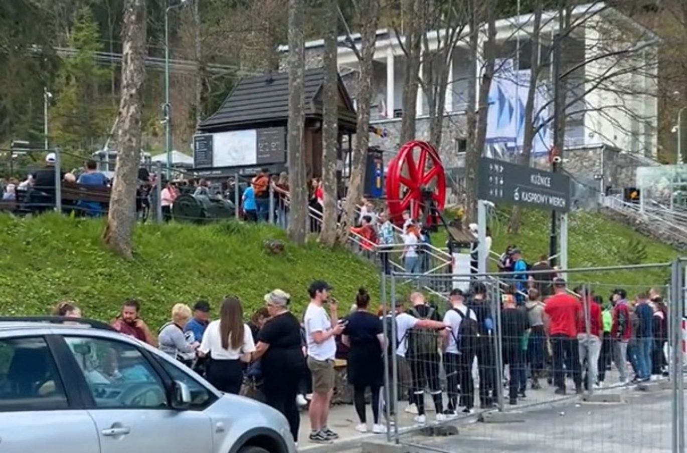 Registro de Gubałówka.  La gente se sostiene la cabeza