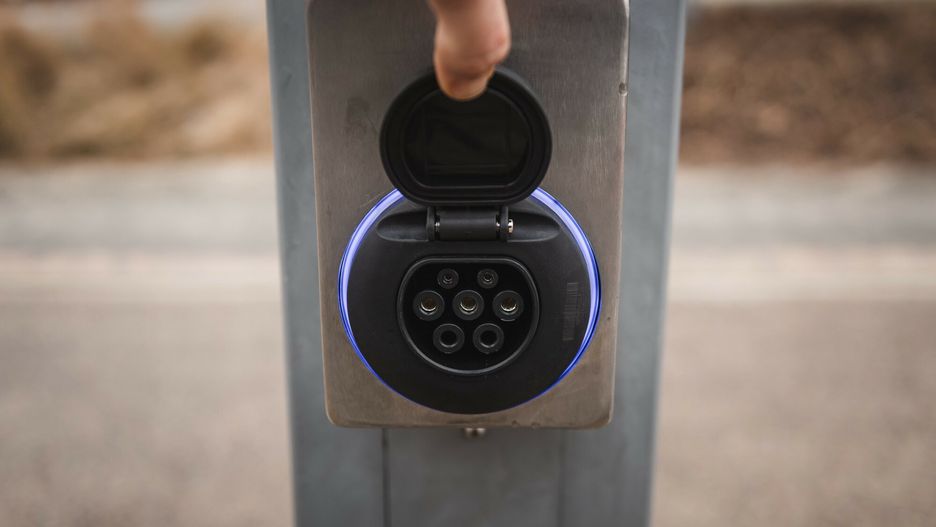 Ładowarka samochodów z lampy drogowej