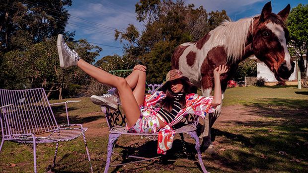 Niecodzienne portrety modelek w miejscach z których pochodzą 1