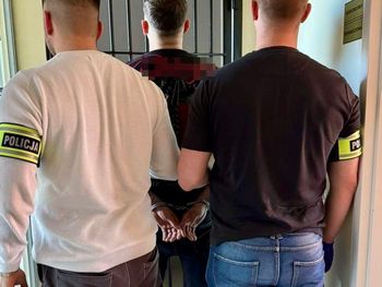 Dzika awantura w mieszkaniu. Przy dzieciach upokarzał swoją ukraińską dziewczynę i ją szarpał