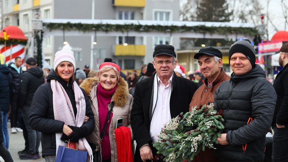 Tak wyglądały pierwszego godziny ostatniego dnia Świętokrzyskiego Jarmarku Bożonarodzeniowego przy Wojewódzkim Domu Kultury