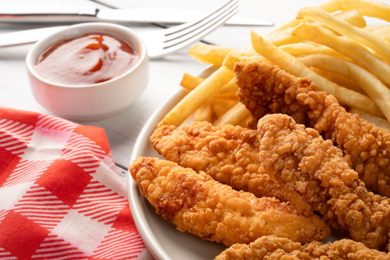 Delikatne stripsy z kurczaka lepsze niż restauracji? Ten przepis zrobisz w 25 minut