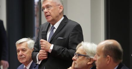 Maksymowicz o wpisie Karczewskiego. "On jest oficerem Prawa i Sprawiedliwości"