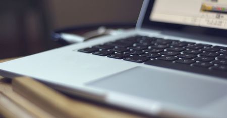 Jak bezpiecznie kupować w sieci? Oto porady policji