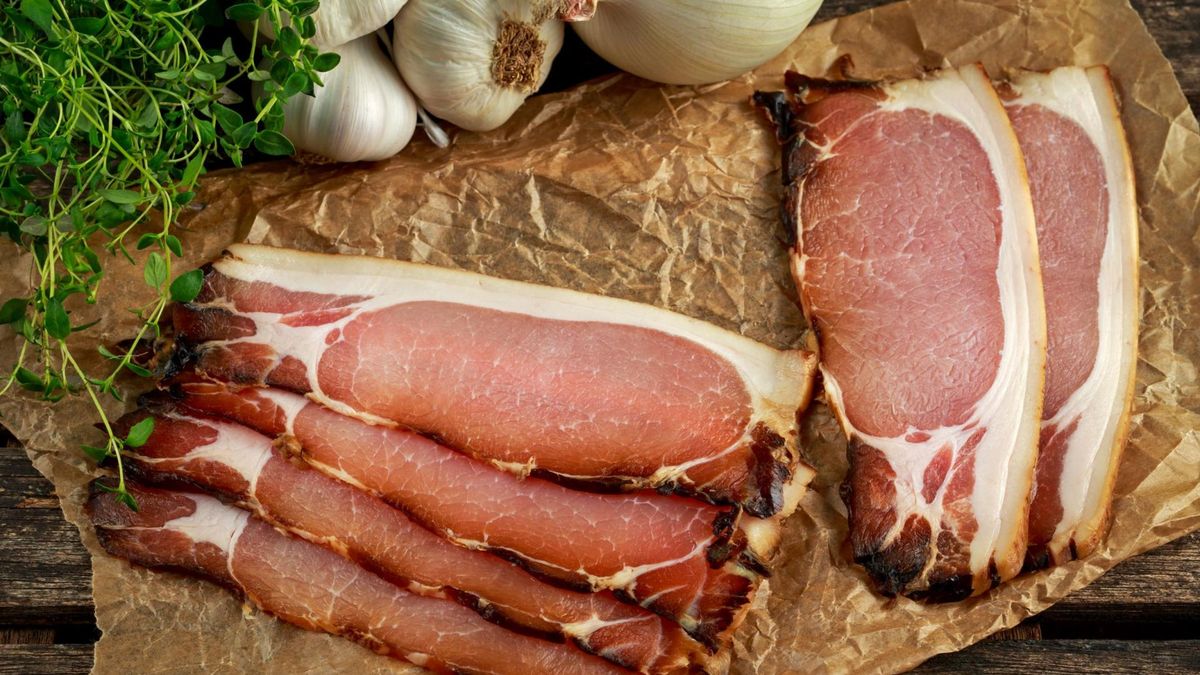 Bekon jest nieco delikatniejszy i zawiera znacznie mniej tłuszczu niż boczek.