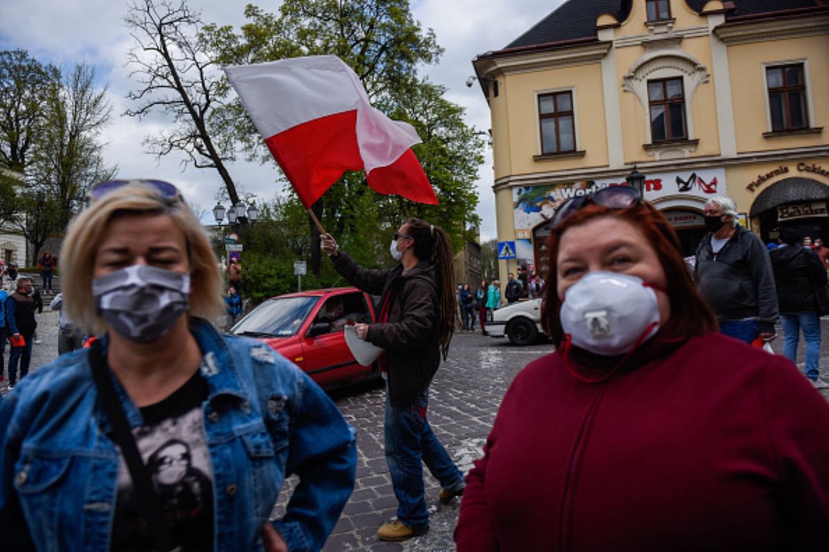 Koronawirus w Polsce. Co z luzowaniem obostrzeń? Profesor WUM komentuje