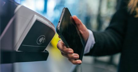 NFC zatrzyma twój telefon w kieszeni. Płatności zbliżeniowe będą na odległość