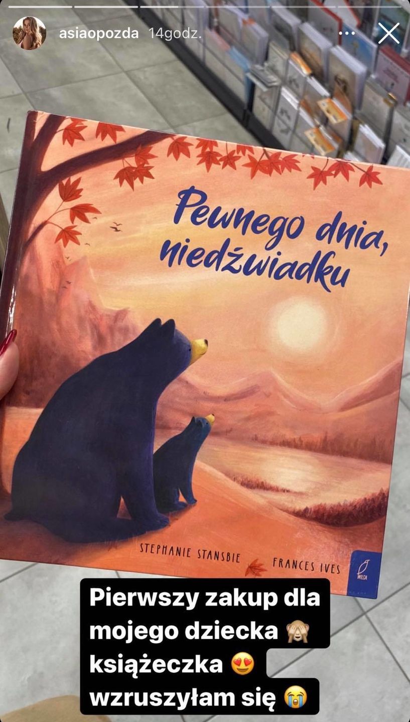 Joanna Opozda płacze nad książeczką dla dziecka
