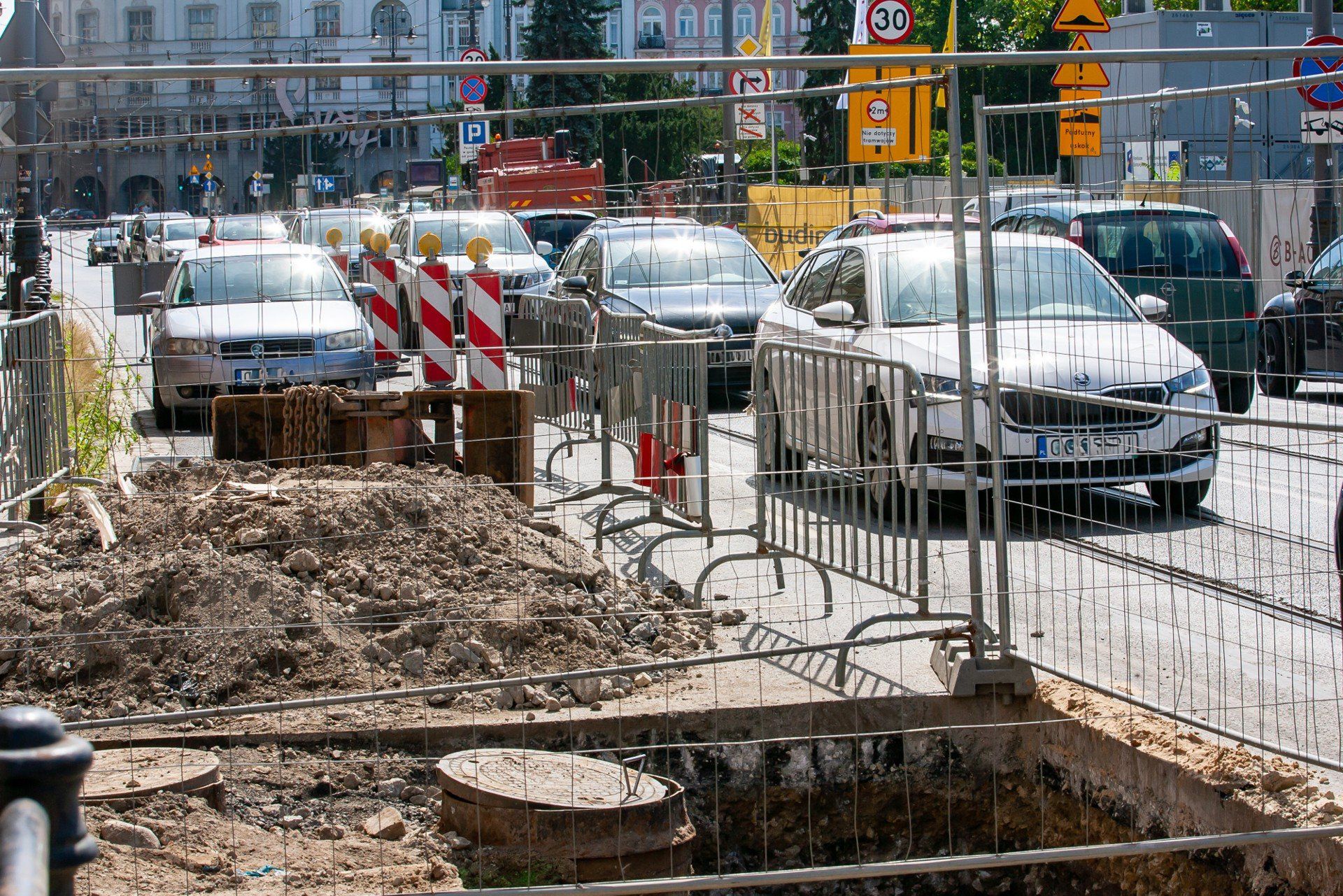 Część kierowców zwężenie zaskoczyło.