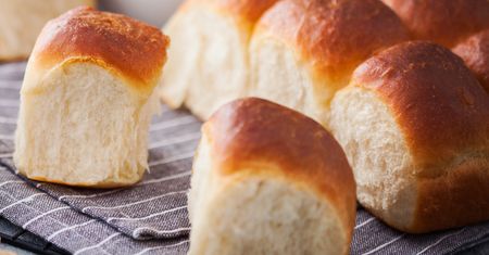 Bułeczki mleczne zawsze zagniatam w ten sposób. Dla mojego dziecka nie ma lepszego pieczywa