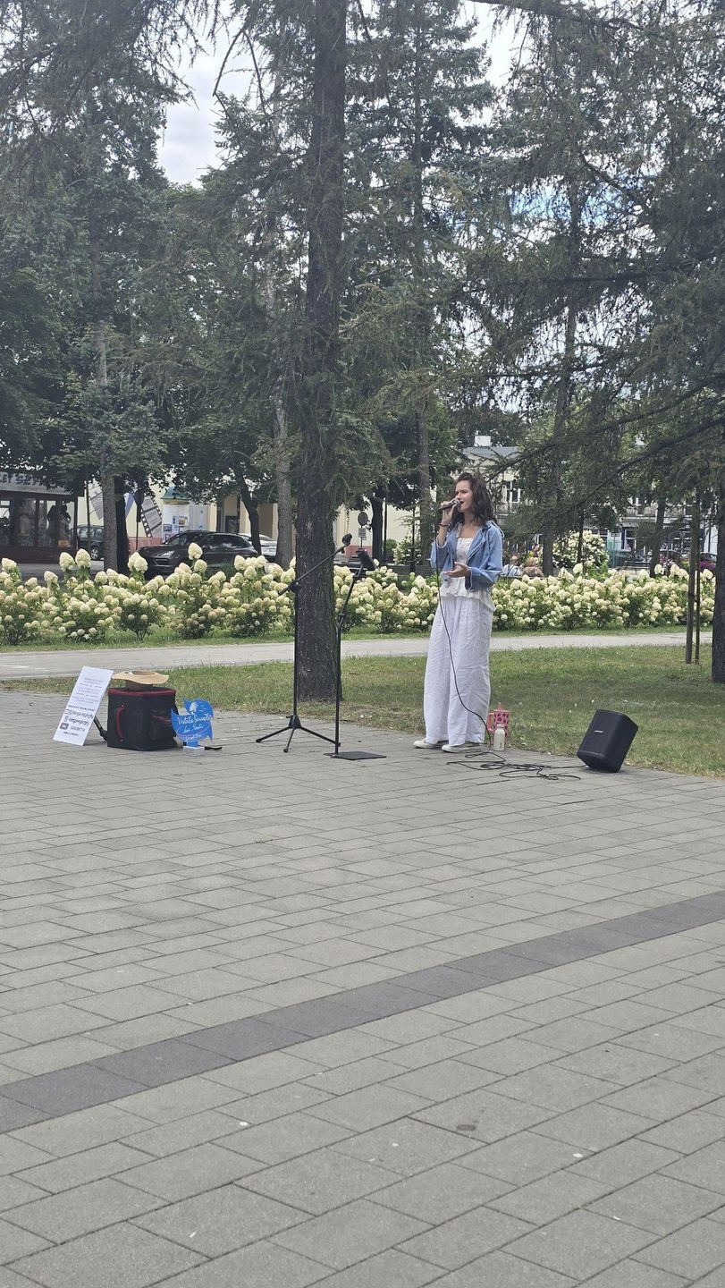 Kinga Wylęgły śpiewa na Skwerze Excentryków w Ciechocinku. Kuracjusze pokochali młodą wokalistkę