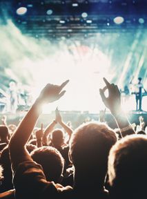 Jak wybrać najlepsze miejsce na koncercie? Zdradzę ci sekret muzycznych freaków [VIBEZ IN LINE]