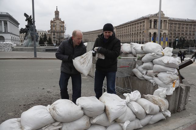 epa09805725 Ukrainian people prepare barriers made of sandbags in downtown Kyiv (Kiev), Ukraine, 06 March 2022. Russian troops entered Ukraine on 24 February leading to a massive exodus of Ukrainians as well as internal displacements. According to the United Nations (UN), at least 1.5 million people have fled Ukraine to neighboring countries since the beginning of Russia's invasion.  EPA/ZURAB KURTSIKIDZE Dostawca: PAP/EPA.