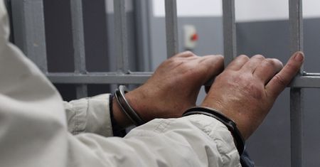 Głogów. Wbił ofierze nóż w plecy. Usłyszał zarzut usiłowania zabójstwa