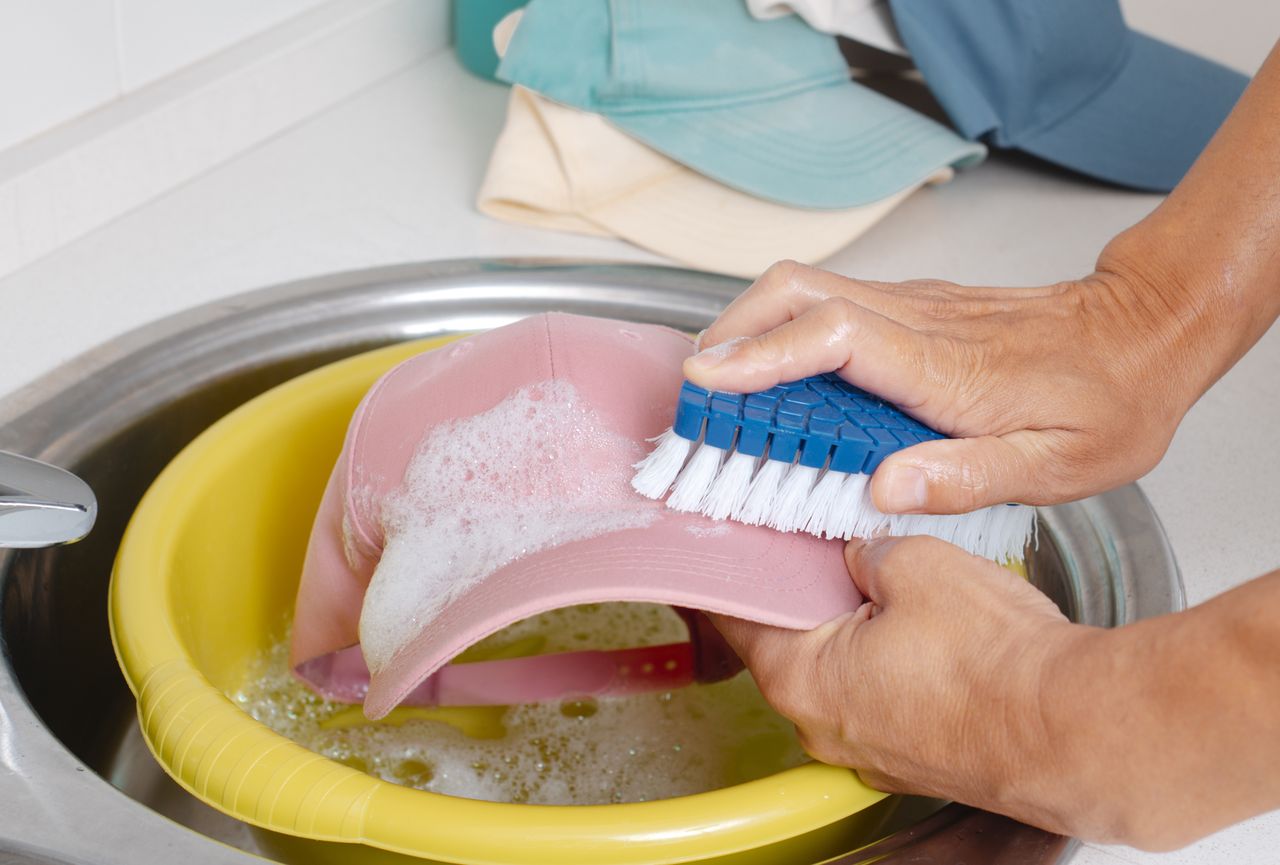 Jak wyczyścić czapkę z daszkiem? Tego nigdy nie rób