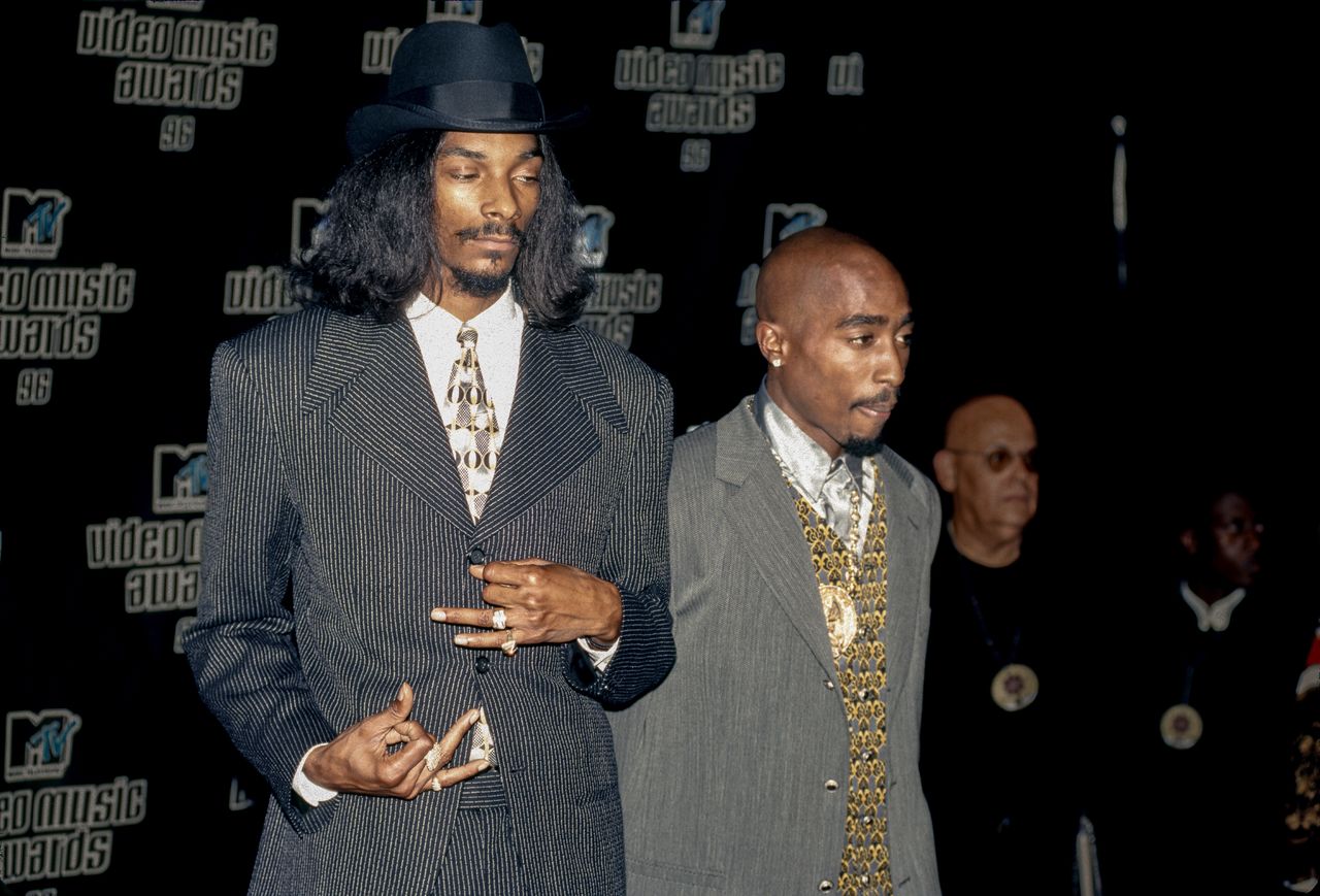 American rapper and actor Snoop Dogg (Calvin Cordozar Jr.) and American Rapper Tupac Shakur (2Pac) attend the 1996 MTV Video Music Awards on September 4, 1996 at Radio City Music Hall in New York City, New York. (Photo By Larry Busacca/Getty Images)