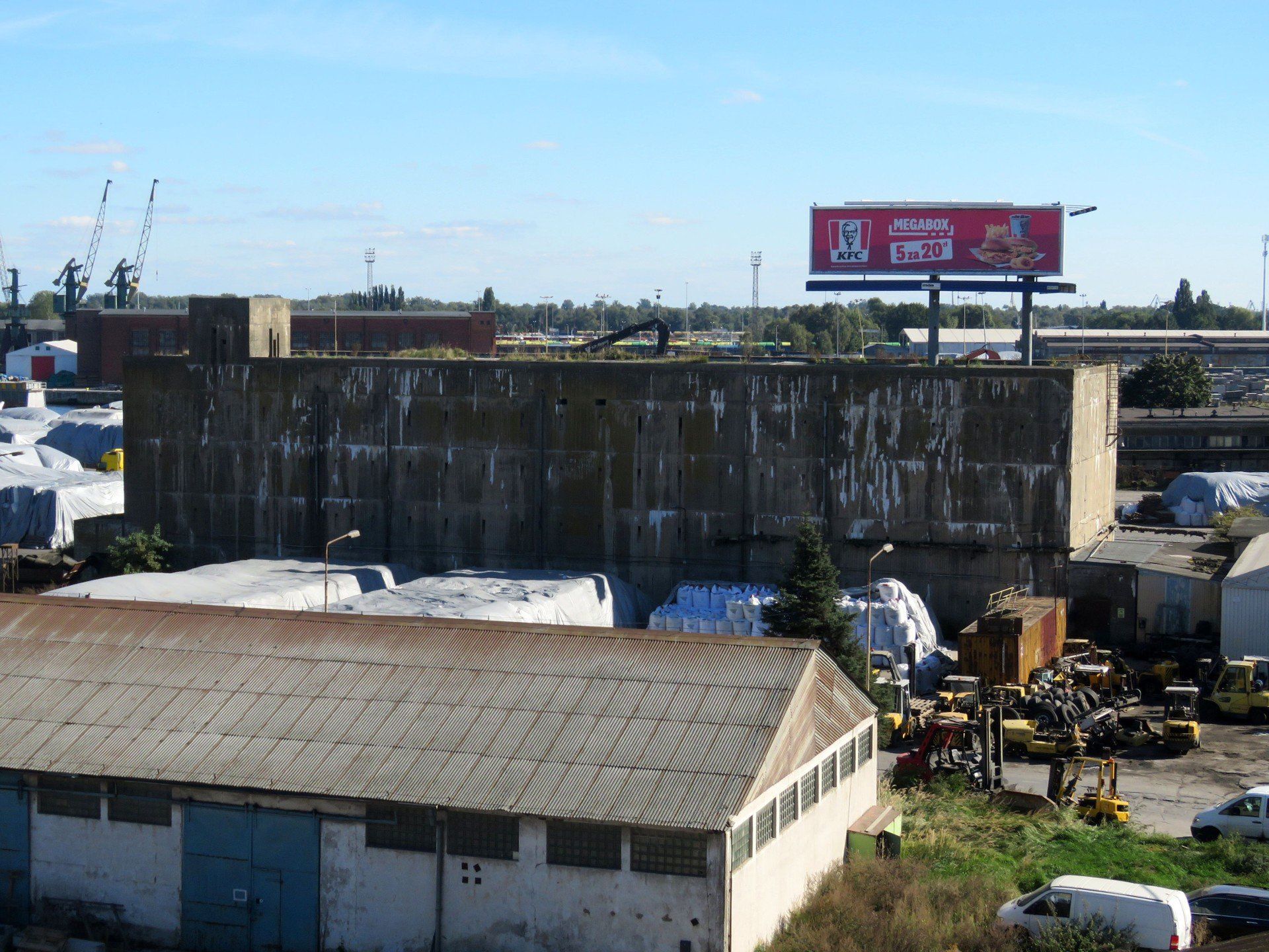 Mamy w Szczecinie około trzystu miejsc schronienia. Są w różnym stanie technicznym i w razie potrzeby uruchomimy wszystko, co będzie możliwe. To jednak pewien proces. Najpierw każdy z tych obiektów musi zostać sprawdzony przez nadzór budowlany i straż pożarną. I to właśnie teraz robimy.
 W tej chwili, korzystając z otrzymanych środków, zleciliśmy już część ekspertyz, które mają dostosować te miejsca do obecnych przepisów. Wybieramy obiekty, które najłatwiej przygotować, gdzie koszt będzie najmniejszy i gdzie jednocześnie możemy zapewnić miejsce dla największej liczby osób. Oczywiście to wszystko kwestia podejścia i priorytetów - mówi Piotr Krzystek, prezydent Szczecina.